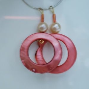 Mother of pearl red circular earrings